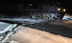 Sarıkamış'ta yük treni otomobile çarptı: 1 yaralı