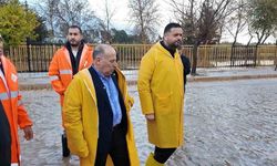 Sel suları yükselince minibüsün üzerinde mahsur kalan vatandaşları belediye ekipleri kurtardı