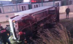 Serik'te devrilen kamyonetin sürücüsü ağır yaralandı