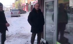 Sibirya soğukları esnafı zorladı: Donan kapı kilidini ısıtıcıyla açmaya çalıştı