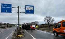 Sinop'ta kamyonet devrildi