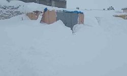 Sivas'ta 3 metre kar yağdı, hayvanlarının bulunduğu ahırın kapısını bulamadı