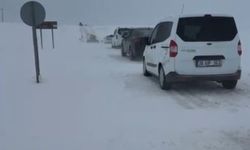 Sivas'ta etkili olan kar ve tipi, sürücülere zor anlar yaşattı