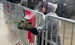 Slogan atmak isterken kendini yakan kadın, 'abla yanıyorsun' uyarısına aldırış etmedi