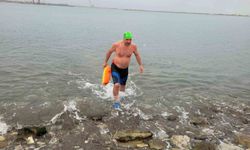 Soğuğa aldırış etmedi, kar altında denizde yüzdü