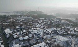 Sultangazi beyaza büründü: Kar yağışı aralıklarla devam ediyor