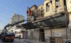 Tarihi binanın çatısı kısmen çöktü, ekipler çatıdaki tahtaları keserek önlem aldı