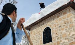 Tarihi miras onlara emanet: Muhtar ve imamdan örnek kar mesaisi