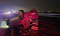 Ters dönen otomobildeki 2 kişi yaralandı