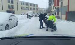 Tipiye rağmen görev başındaki polisler yolda kalanların yardımına koştu