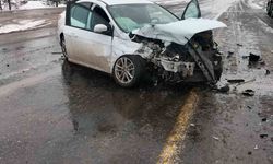 Tır ile otomobil çarpıştı: 2 yaralı