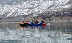 Tortum Gölü'nde kano üzerinde sazlı sözlü eğlence