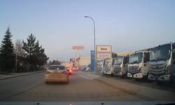 Trafikten kaçmak için kaldırımı yol yaptı