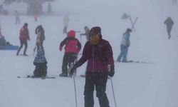 Uludağ'da sömestr tatilinin son günlerinde sis ve soğuğa rağmen yoğunluk sürüyor