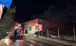 Uşak'ta çatı yangını paniğe neden oldu