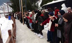 Uzungöl'ün çevresinde binlerce kişi horon halkası oluşturdu
