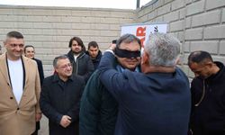 Vali yardımcısı gözleri bağlı araç kullandı