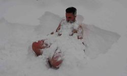 Van'da eksi 8 derecede kar banyosu yaptı