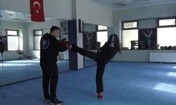 Vücut geliştirmek için gittiği salonda kick boksla tanıştı, 5 ay sonra Ünilig'de 3. oldu