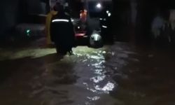 Yağmur sonrası su basan evlerde mahsur kalanlar kurtarıldı