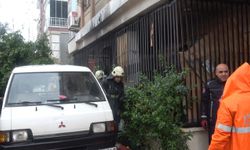 Yaşlı adamı komşuları evden çıkardı, yangın ucuz atlatıldı