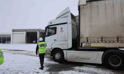 Yoğun kar yağışı ulaşımı etkiledi