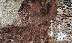 Yoğun yağış sonrası istinat duvarı çöktü