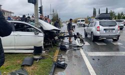 Yoldan çıkıp sinyalizasyon direğine çarpan otomobil parçalandı: 1 yaralı