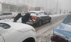 Yozgat'ta kar yağışı ve sis sürücülere zor anlar yaşattı