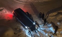 Yüksekova'da kar esareti: Kara saplanan araçlar imece usulü kurtarıldı