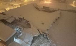 Yüksekova'da yoğun kar nedeniyle halı sahanın çatısı çöktü