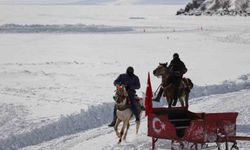 Yüzeyi buz tutan Çıldır Gölü misafirlerini ağırlamaya başladı