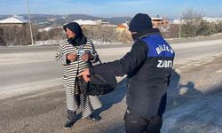 Zabıtadan kaçan kadın dilenci erkekler tuvaletine saklandı