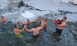 Buz tutan suda yüzerek eğlendiler