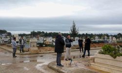 6 Şubat depreminde hayatını kaybeden Antalyalı vatandaşlar mezarı başında anıldı