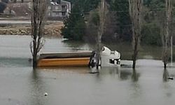 Adana'da köyü su bastı: Yollar kapandı, bir kamyon suya gömüldü