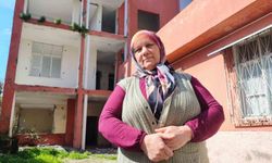 Ağır hasarlı bina yıkılmadı, 10 kişilik aile ölüm korkusuyla yaşıyor