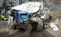 Akaryakıt tankeri ile çarpışan kamyonet hurdaya döndü: 3 yaralı