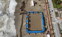 Alanya'da etkili olan fırtına sahildeki işletmede hasara yol açtı