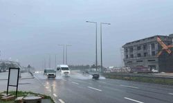 Alanya'da sağanak etkili oldu, sürücüler zor anlar yaşadı