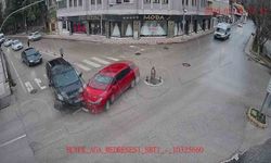 Amasya'da otomobilin Yeşilırmak Nehri'ne uçtuğu kaza kamerada