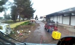 Aracın kasasında oturan çocuk düşme tehlikesiyle karşı karşıya kaldı