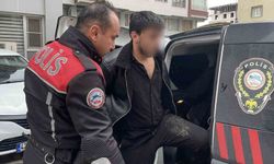 Araçtan uyuşturucu maddeyi attılar, yakalanınca 'üzerimde bir şey yok' savunması yaptılar