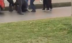 Aralarına aldıkları kişi tekme tokat dövdüler: O anlar kamerada