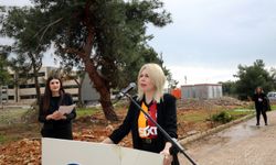 AÜ Rektörü Prof. Dr. Özkan, ağaç dikimine Galatasaray formasıyla gelip, Fenerbahçe'ye başarı diledi