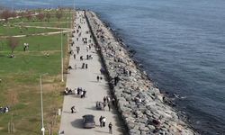 Avcılar'da güneşli havayı fırsat bilenler sahile koştu