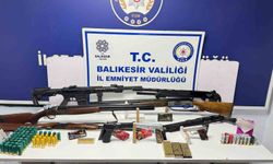 Ayvalık'ta eş zamanlı operasyon: Ruhsatsız silah ve uyuşturucu ele geçirildi