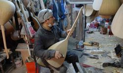Baba yadigarı atölyede 35 yıldır bağlama üretiyor