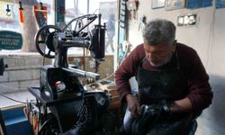 Babasından öğrendiği ayakkabı tamirciliğini 40 yıldır sürdürüyor