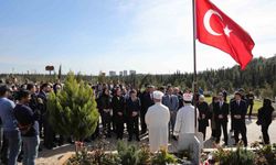 Bakan Yumaklı, deprem şehitlerinin kabirlerini ziyaret etti